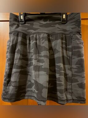 ATHLETA CAMO SKORT
SIZE MEDIUM
EXCELLENT CONDITION